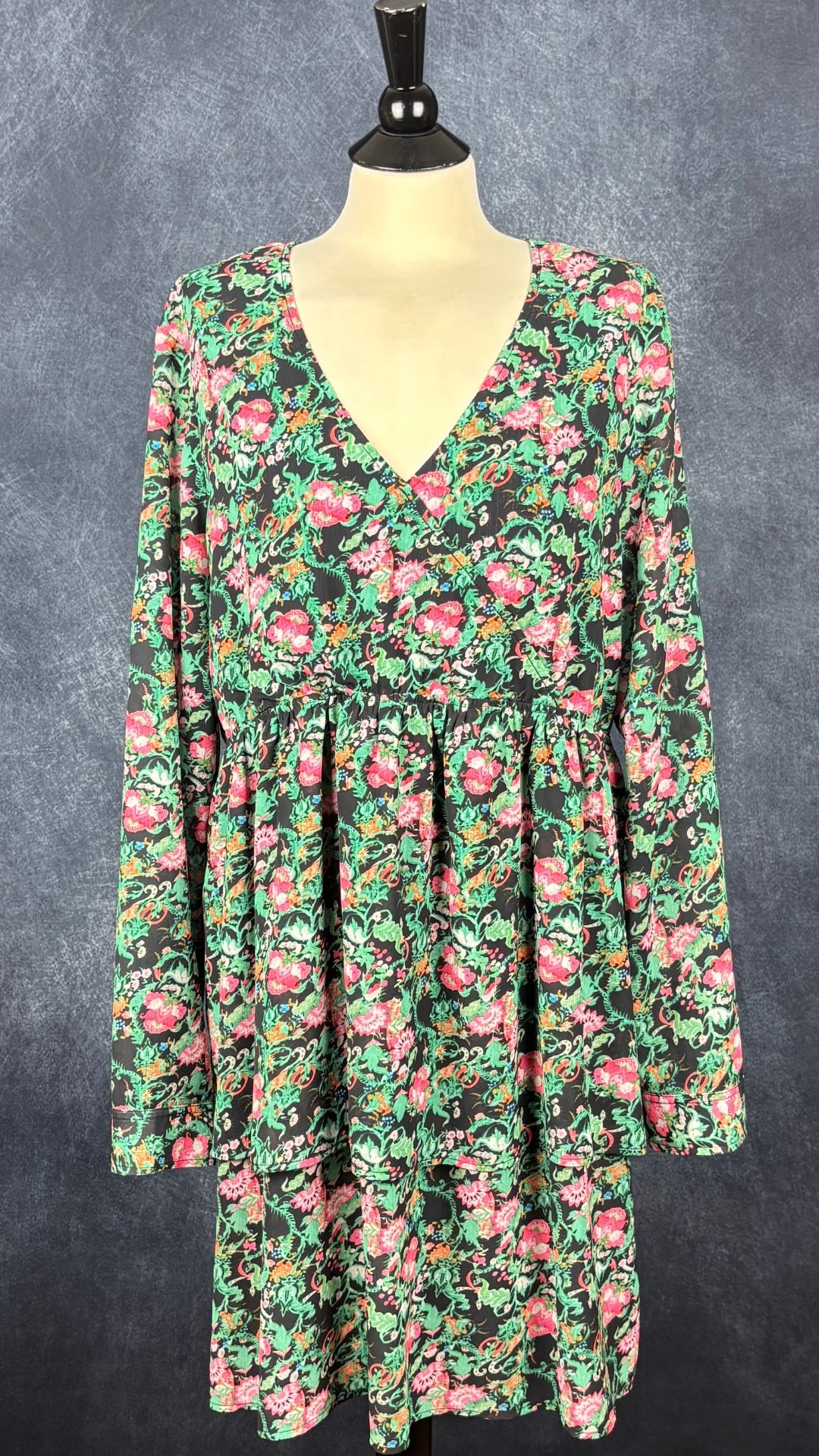 Robe courte à motifs floraux magnifiques style paysanne, Joelle, taille xl. Vue de face.