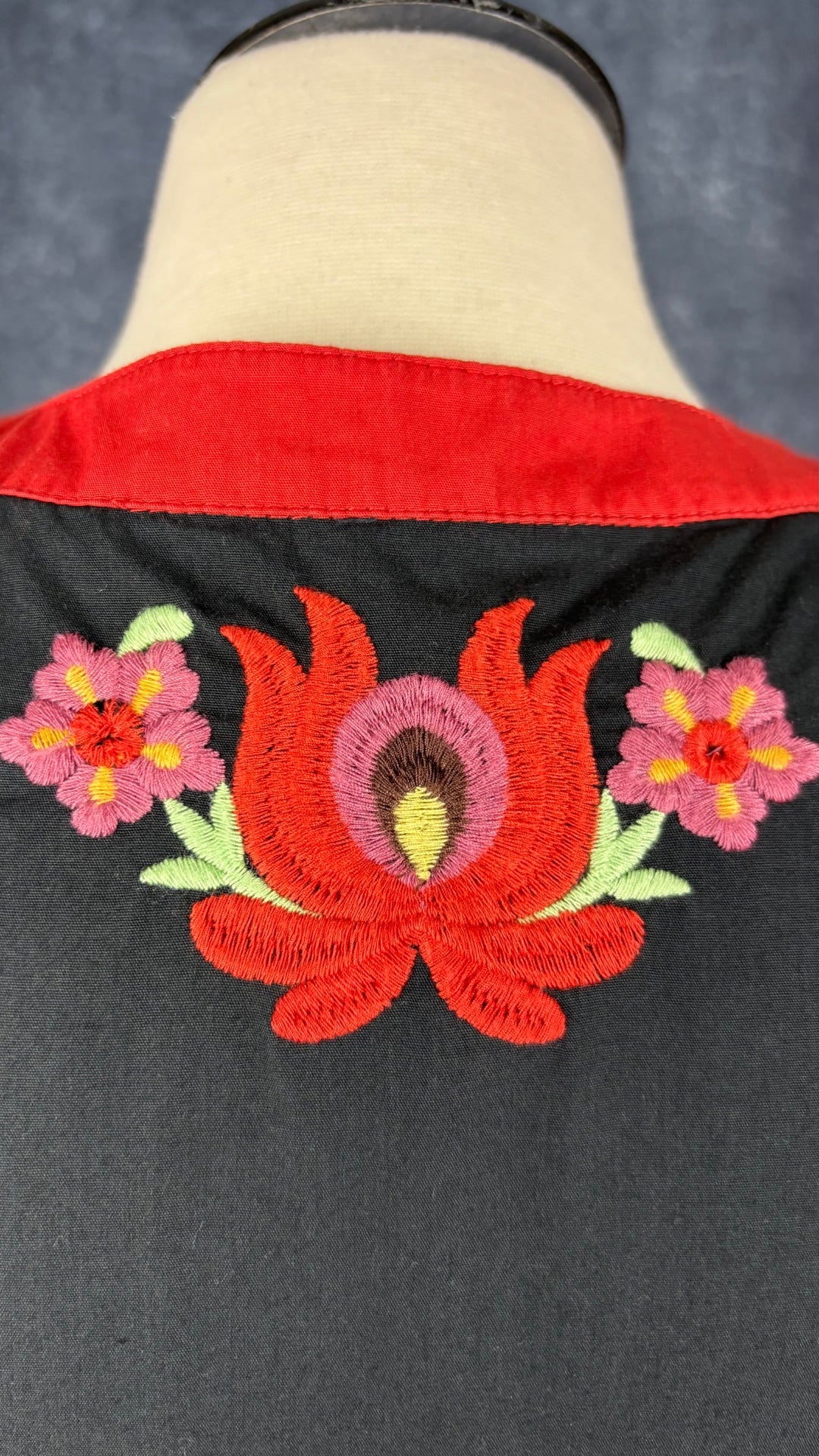 Robe florale jupe ample Modcloth, taille medium. Vue de la broderie au haut du dos.