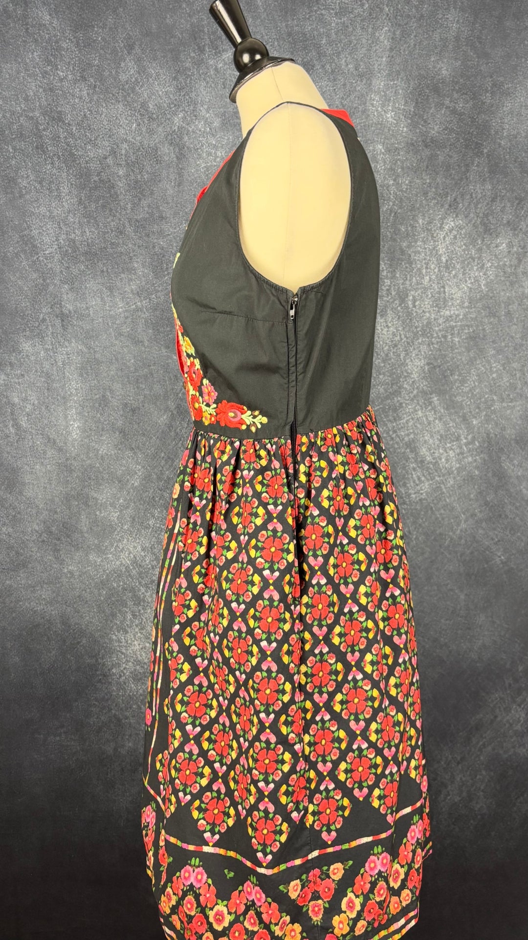 Robe florale jupe ample Modcloth, taille medium. Vue de côté.