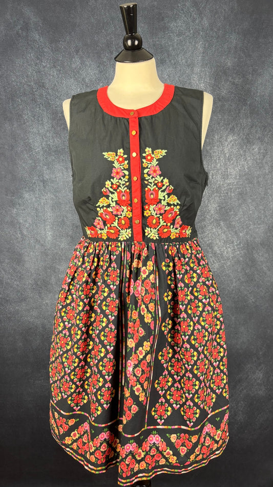 Robe florale jupe ample Modcloth, taille medium. Vue de face.