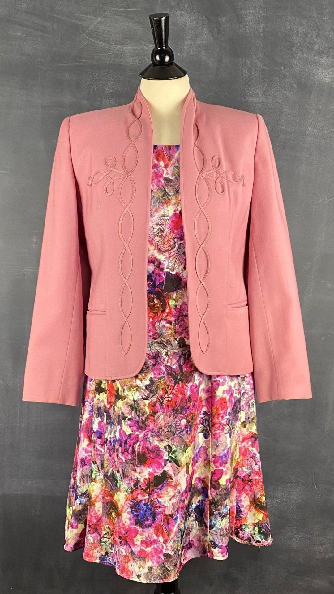 Robe florale en soie Isabelle Elie, taille medium. Vue de l'agencement avec la veste blazer en laine rose.