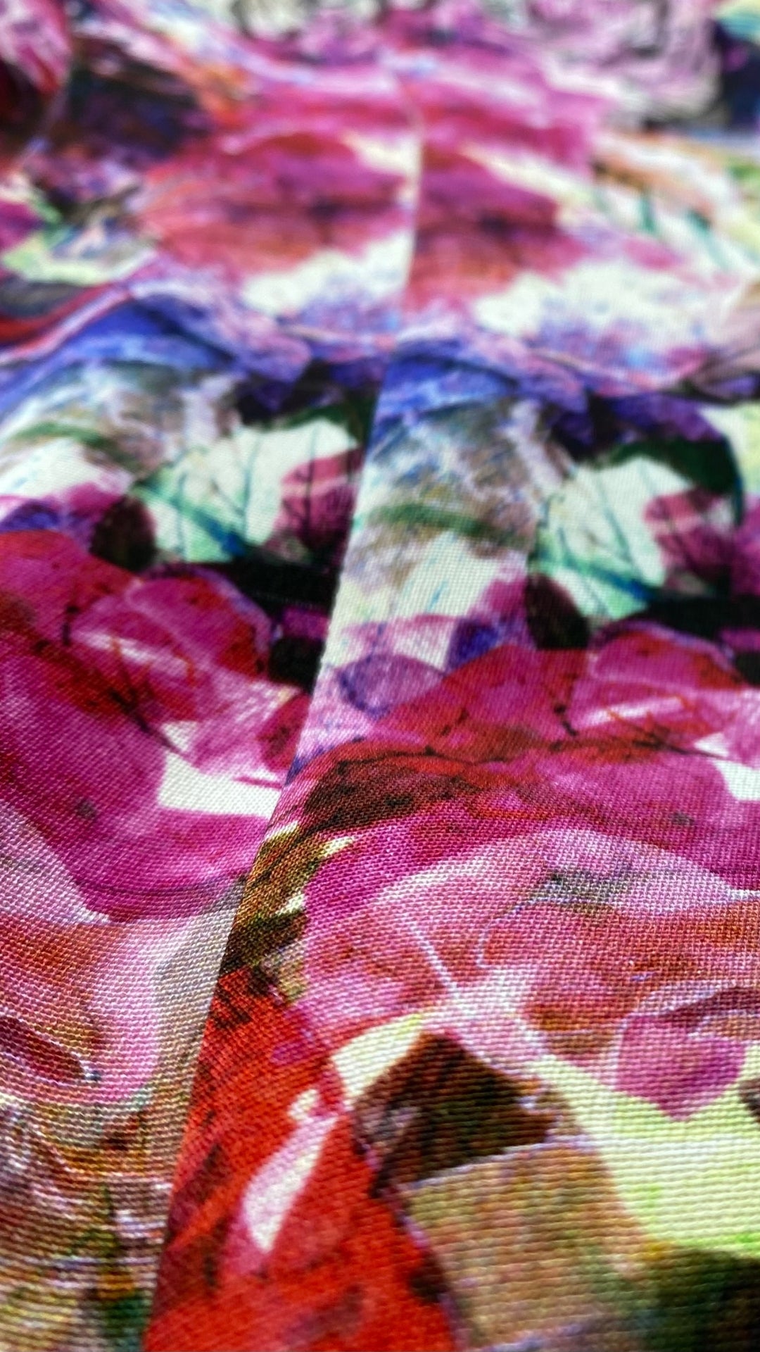 Robe florale en soie Isabelle Elie, taille medium. Vue de près du tissu.