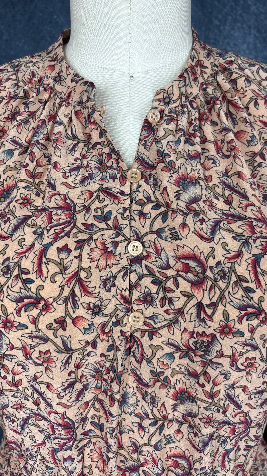 Robe florale en soie et viscose Vanessa Bruno, taille 36 (xs/s). Vue de l'encolure, des boutons en particulier.