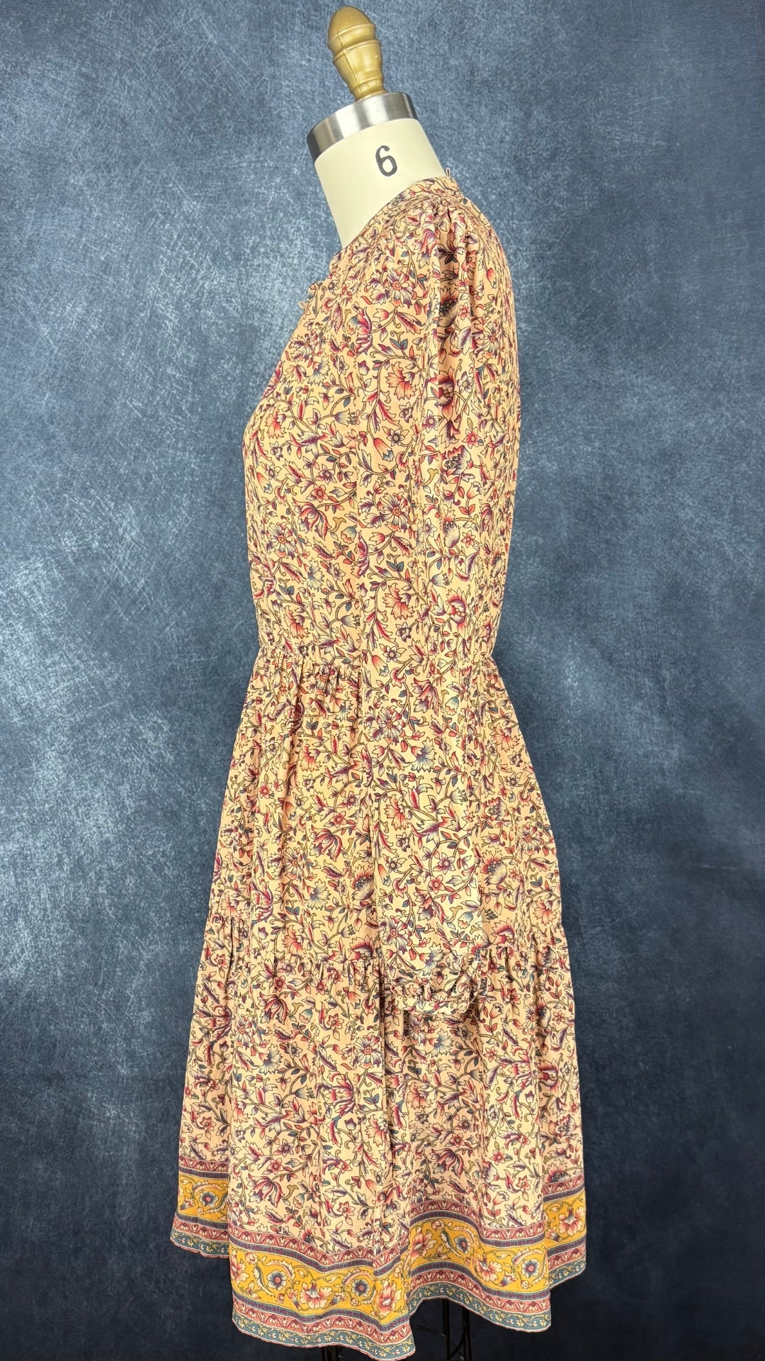 Robe florale en soie et viscose Vanessa Bruno, taille 36 (xs/s). Vue de côté.