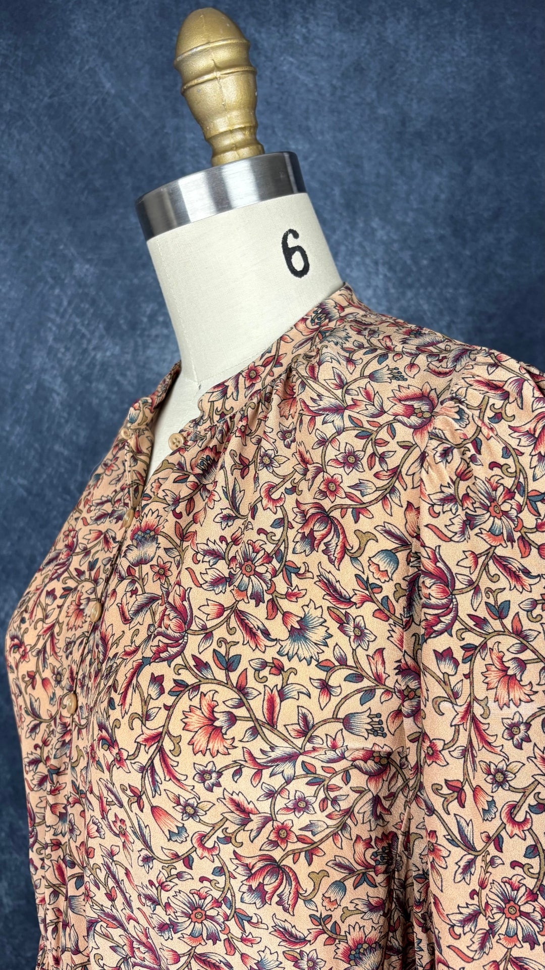 Robe florale en soie et viscose Vanessa Bruno, taille 36 (xs/s). Vue de l'encolure.