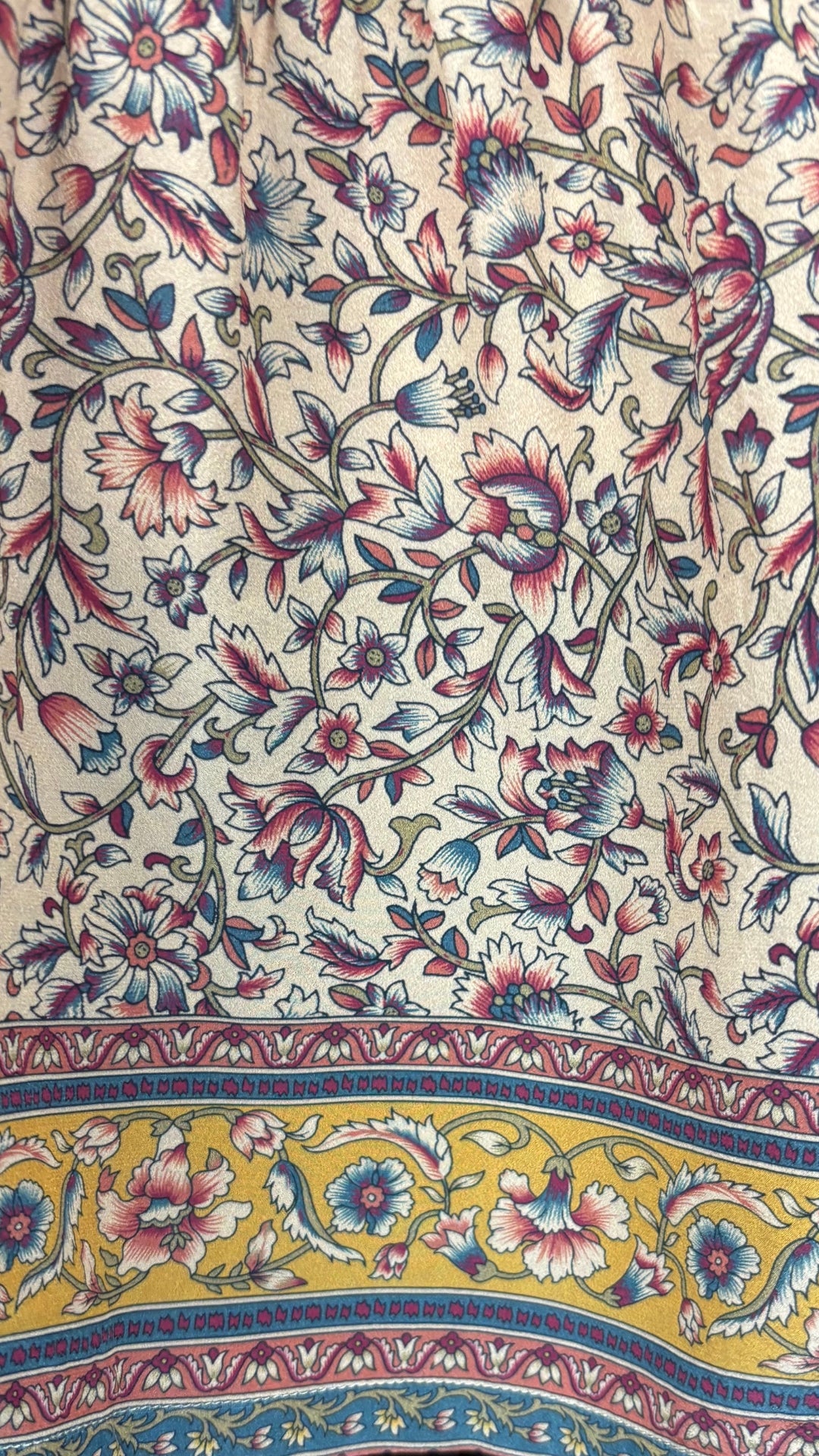 Robe florale en soie et viscose Vanessa Bruno, taille 36 (xs/s). Vue de près du tissu et de l'ourlet.