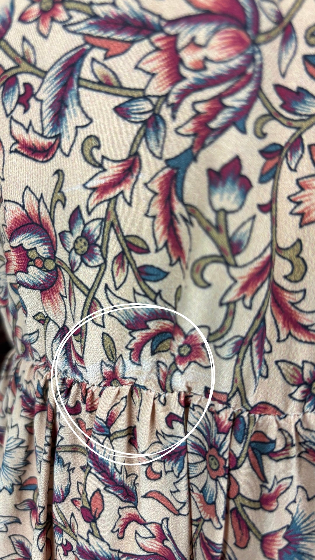Robe florale en soie et viscose Vanessa Bruno, taille 36 (xs/s). Vue de la zone décolorée près de la bande de taille.