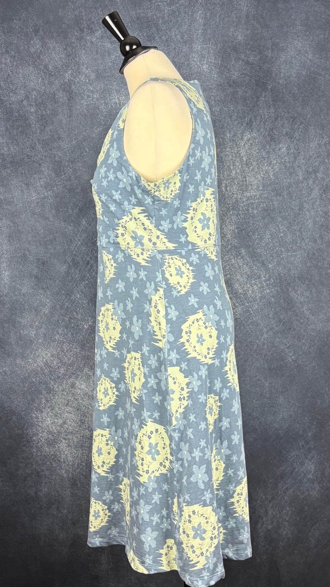 Robe florale avec poche secrète parfaite pour voyager Toad & Co, taille large. Vue de côté.