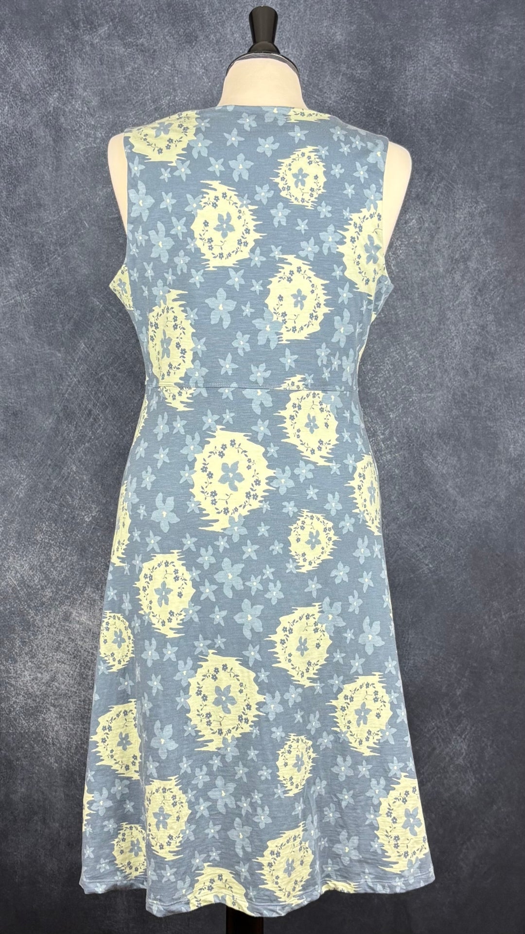 Robe florale avec poche secrète parfaite pour voyager Toad & Co, taille large. Vue de dos.
