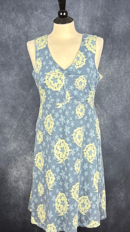 Robe florale avec poche secrète parfaite pour voyager Toad & Co, taille large. Vue de face.