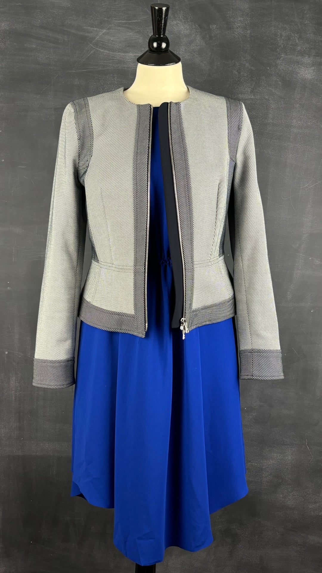 Robe fluide bleu cobalt Wilfred, taille medium. Vue de l'agencement avec la veste à rayures Judith & Charles.
