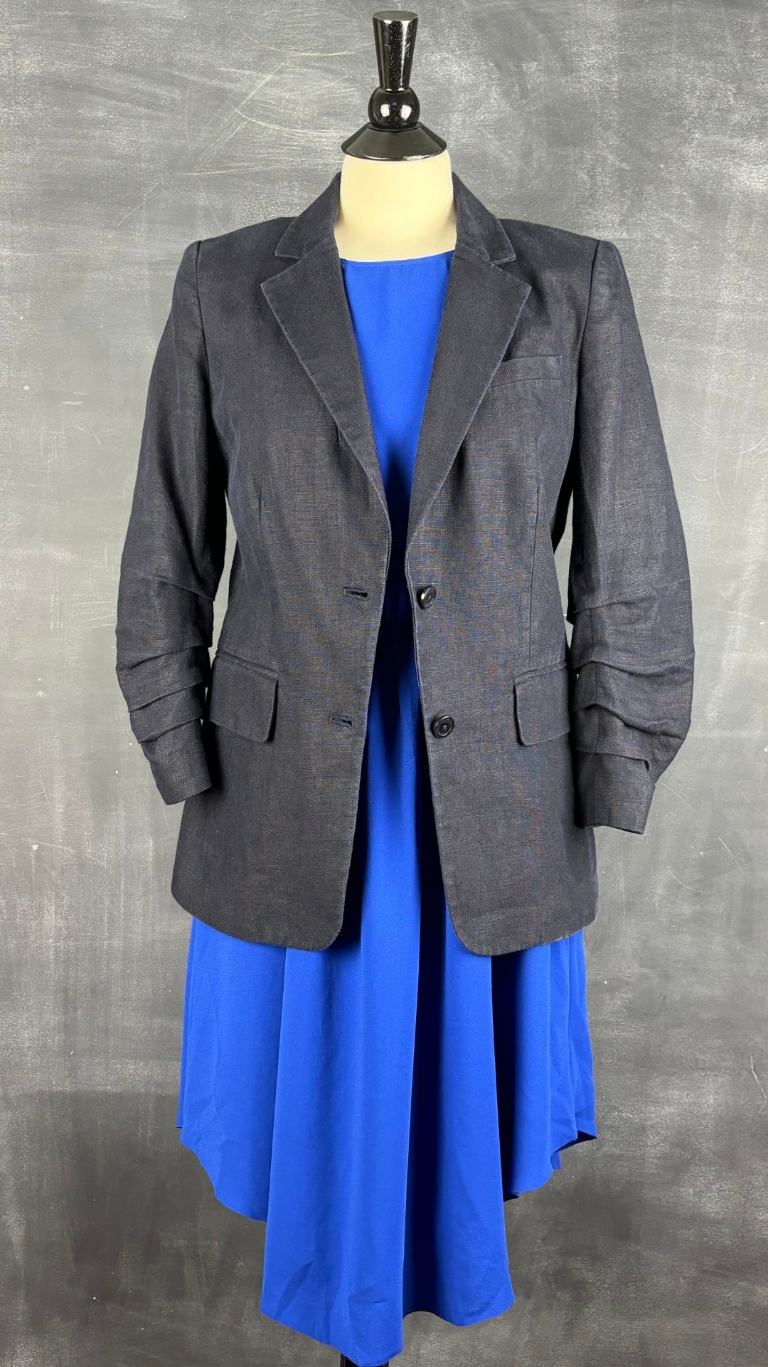 Robe fluide bleu cobalt Wilfred, taille medium. Vue de l'agencement avec le blazer en mélange de lin Michael Kors.