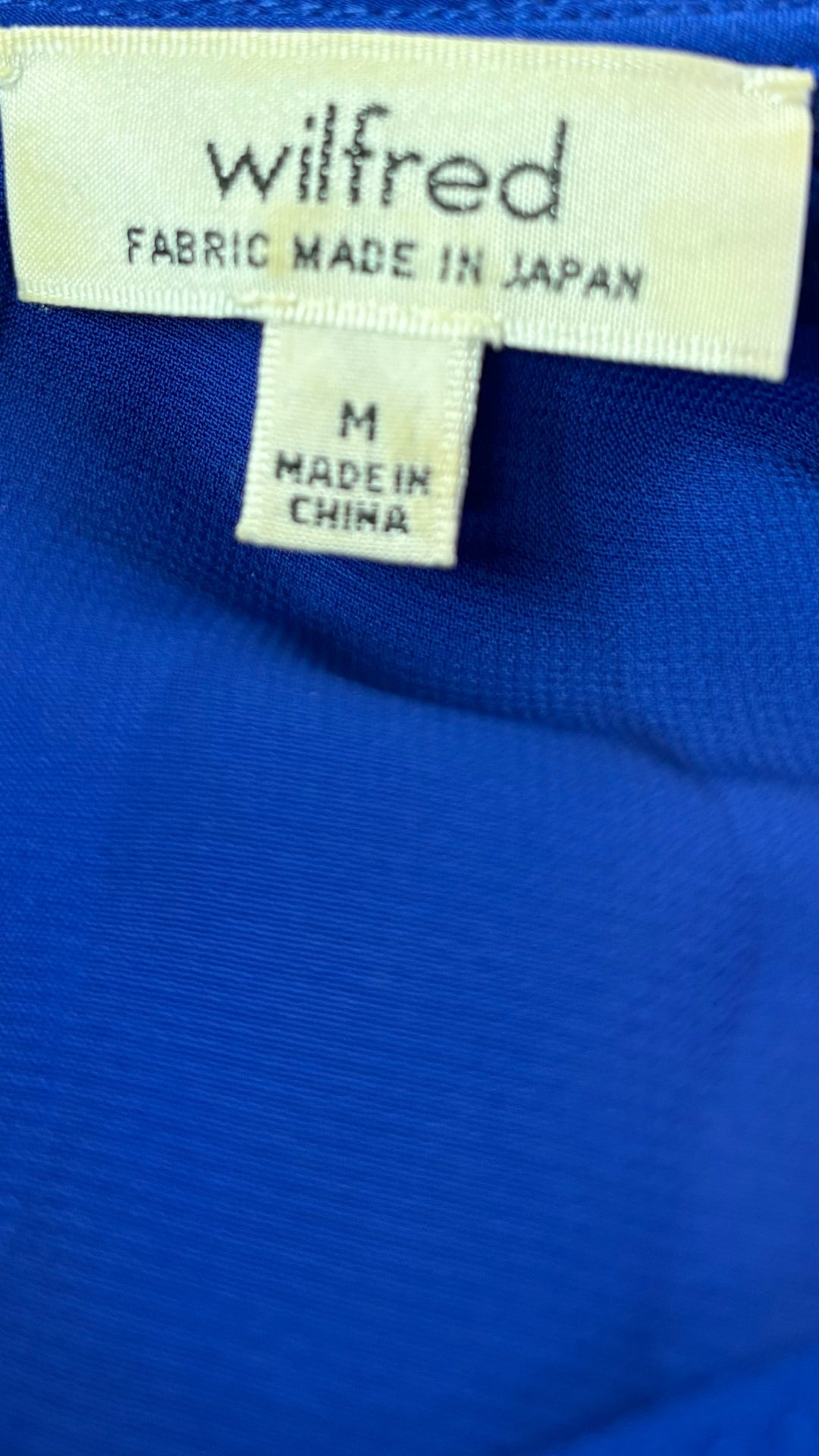 Robe fluide bleu cobalt Wilfred, taille medium. Vue de l'étiquette de marque et taille.