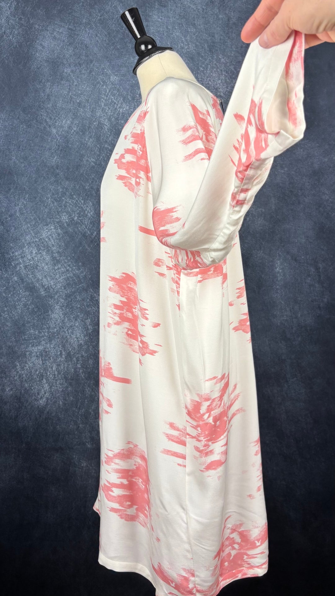 Robe fluide confortable à motif floral corail Part Two, taille 44 (l/xl). Vue de côté, manche relevée.