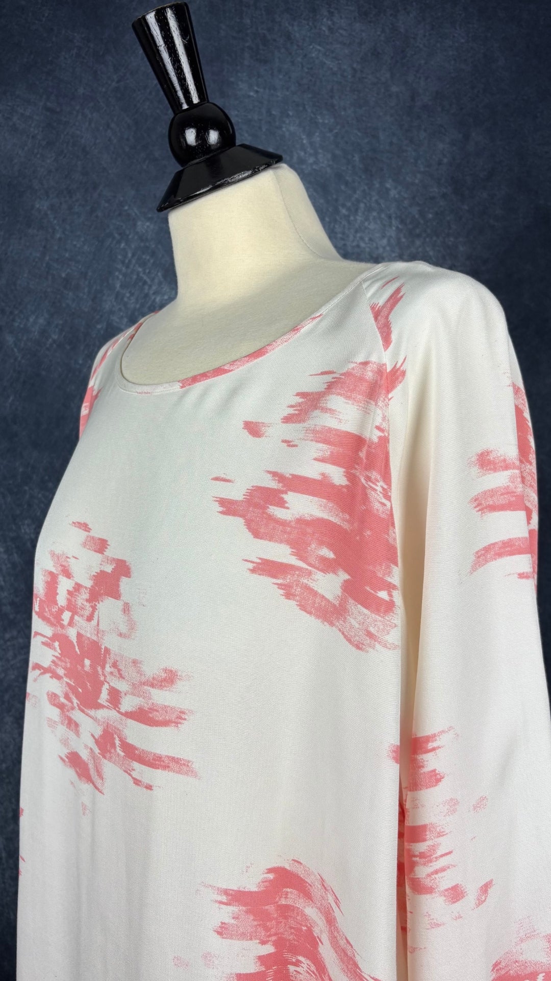 Robe fluide confortable à motif floral corail Part Two, taille 44 (l/xl). Vue de l'encolure.