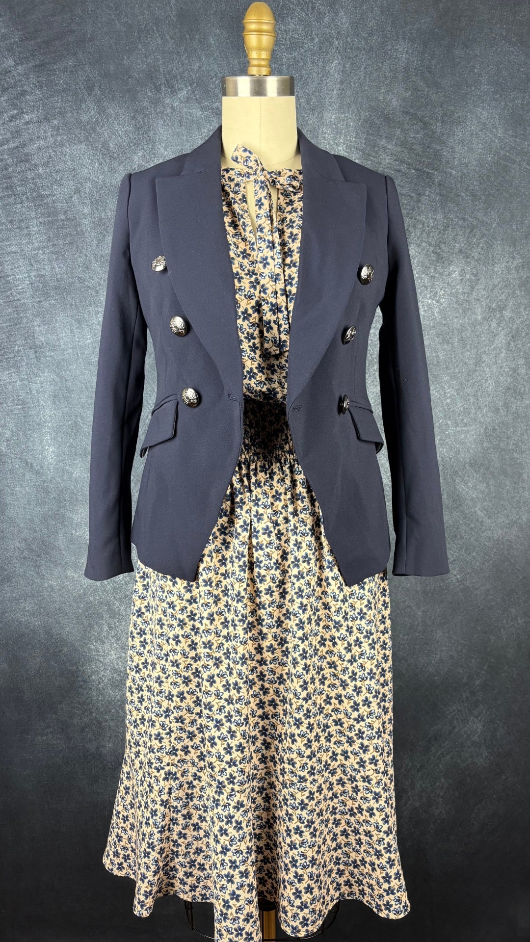 Robe fluide à fleurs bleues Gerard Darel, taille 36 qui peut convenir à small/petit medium. Vue de l'agencement avec le blazer marine Banana Republic.