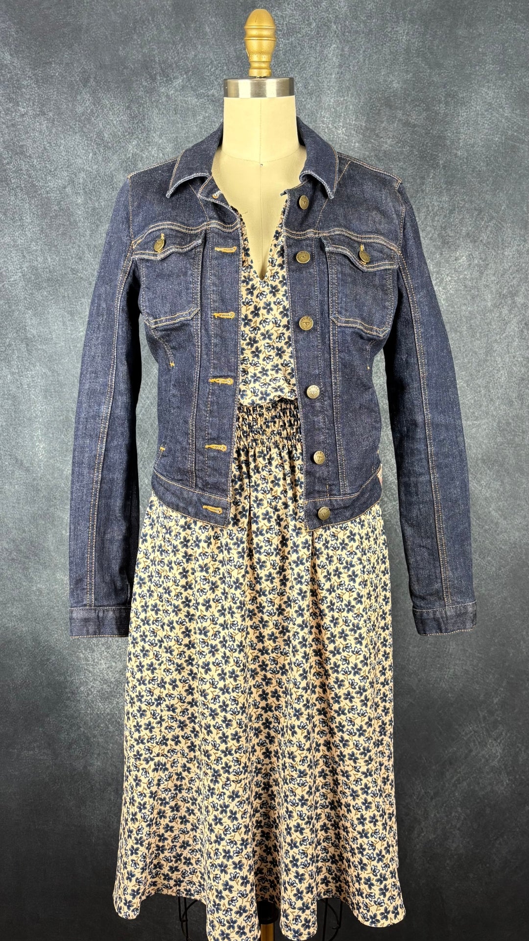 Robe fluide à fleurs bleues Gerard Darel, taille 36 qui peut convenir à small/petit medium. Vue de l'agencement avec la veste en jeans Guess.