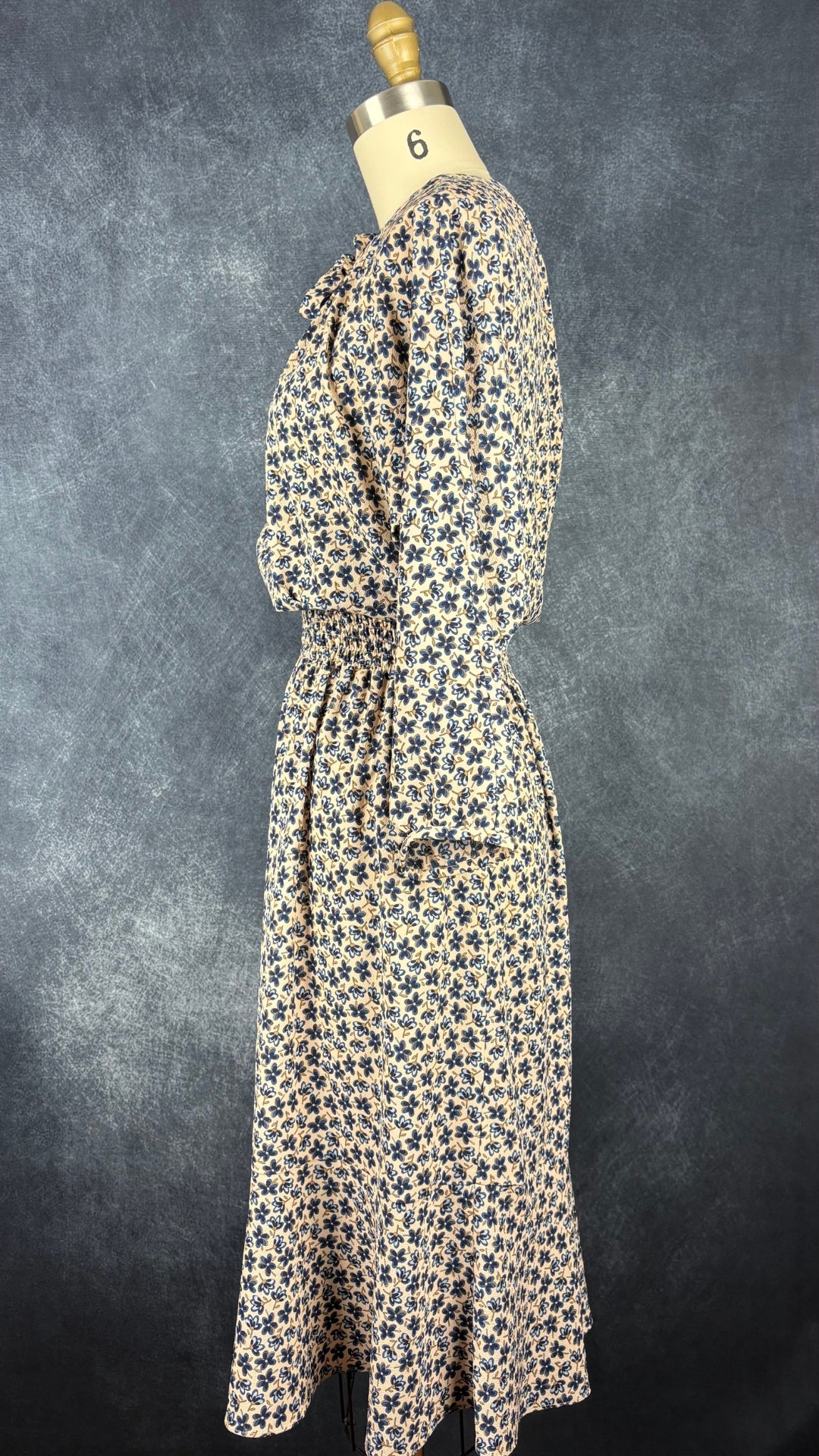 Robe fluide à fleurs bleues Gerard Darel, taille 36 qui peut convenir à small/petit medium. Vue de côté.