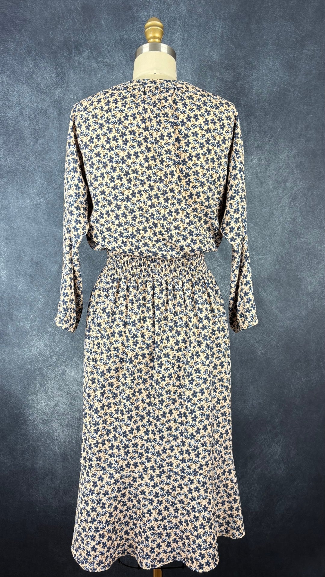 Robe fluide à fleurs bleues Gerard Darel, taille 36 qui peut convenir à small/petit medium. Vue de dos.