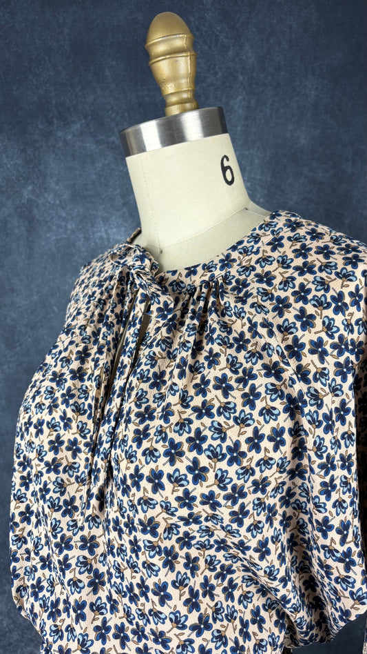 Robe fluide à fleurs bleues Gerard Darel, taille 36 qui peut convenir à small/petit medium. Vue de l'encolure.