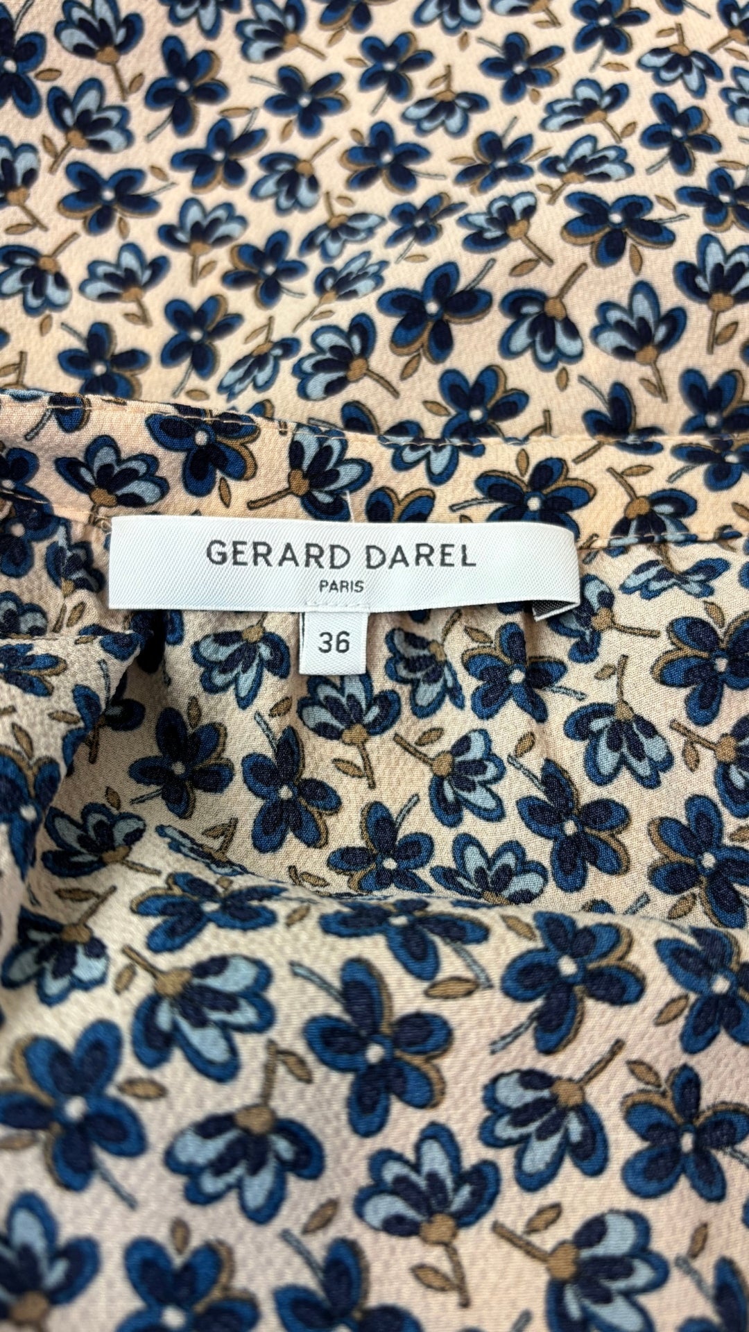 Robe fluide à fleurs bleues Gerard Darel, taille 36 qui peut convenir à small/petit medium. Vue de l'étiquette.