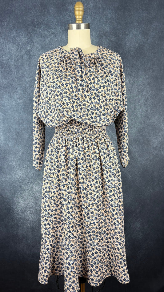 Robe fluide à fleurs bleues Gerard Darel, taille 36 qui peut convenir à small/petit medium. Vue de face.