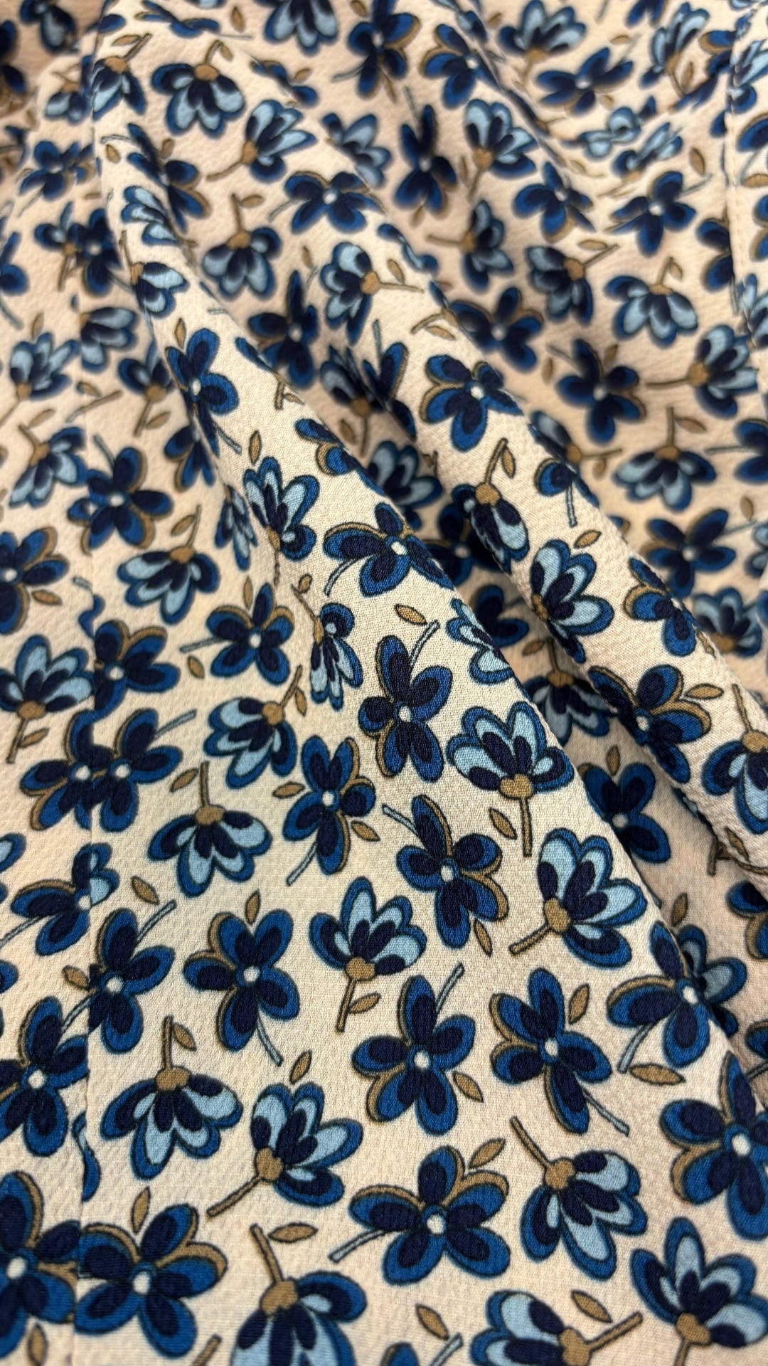 Robe fluide à fleurs bleues Gerard Darel, taille 36 qui peut convenir à small/petit medium. Vue de près du tissu.