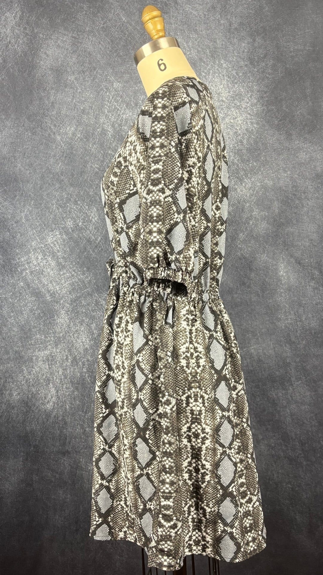 Robe fluide à motifs serpent Joelle, taille small. Vue de côté.