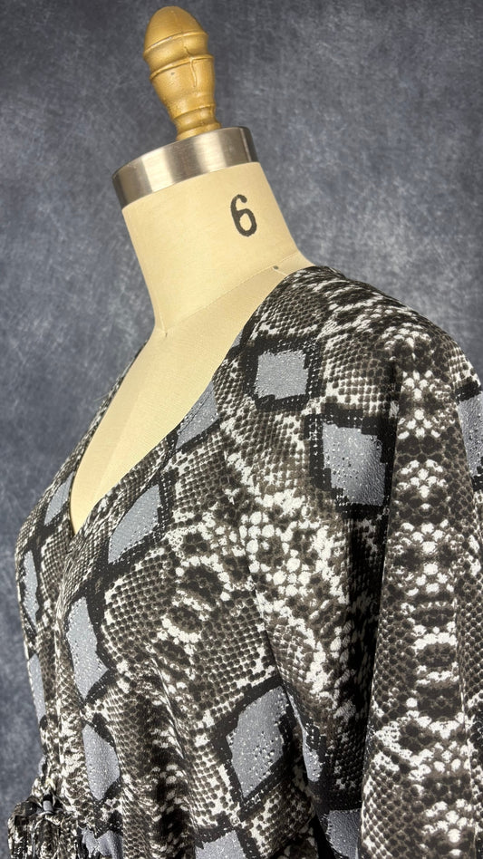Robe fluide à motifs serpent Joelle, taille small. Vue de l'encolure.