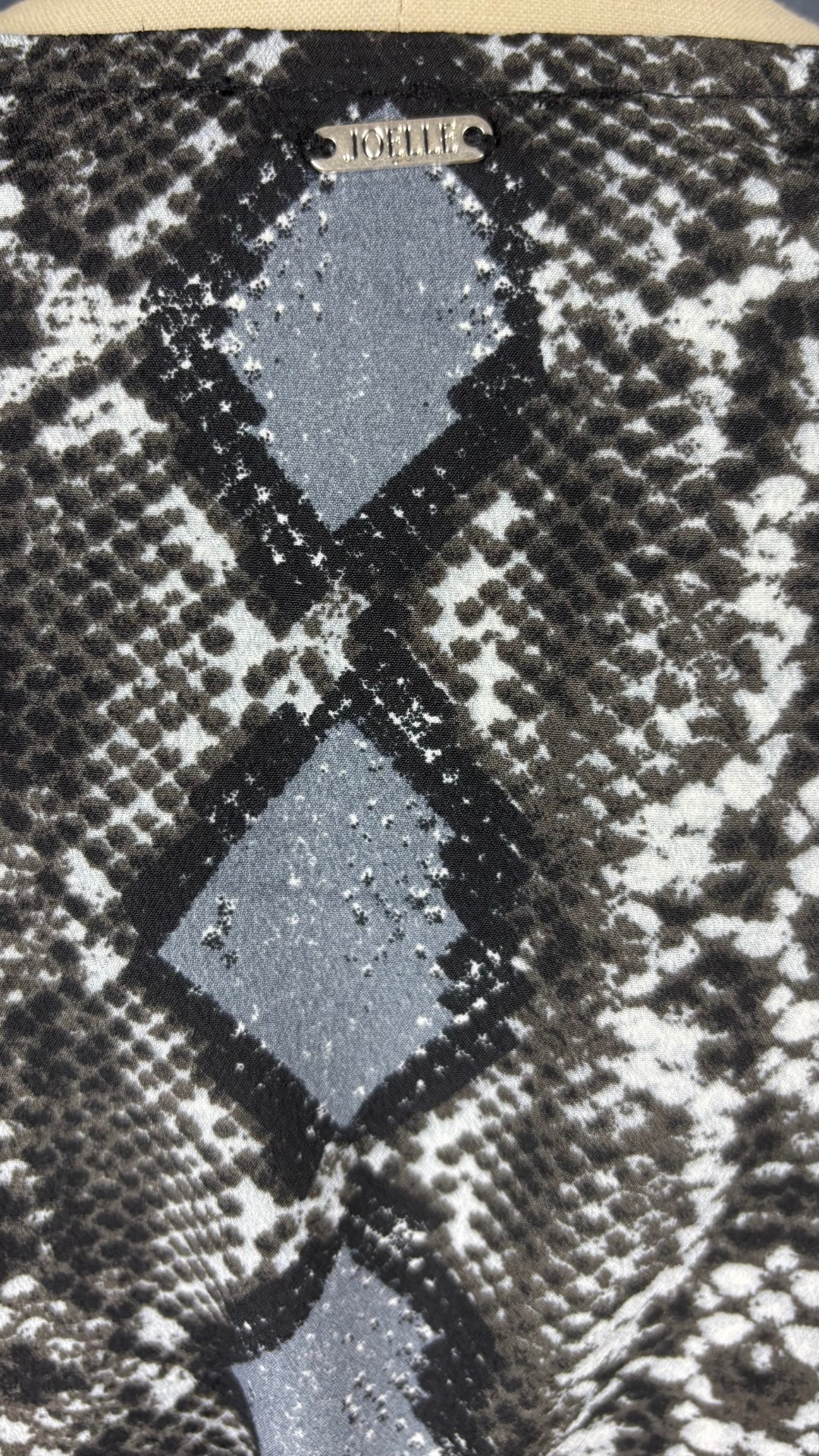 Robe fluide à motifs serpent Joelle, taille small. Vue de près du tissu.