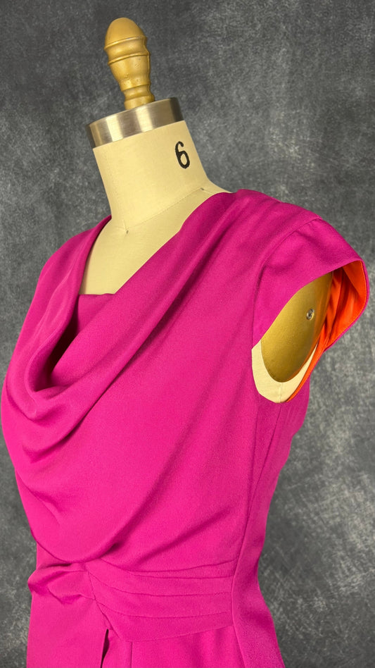 Robe fuchsia col drapé Marc Aurel, taille 34 (xs). Vue de l'encolure.