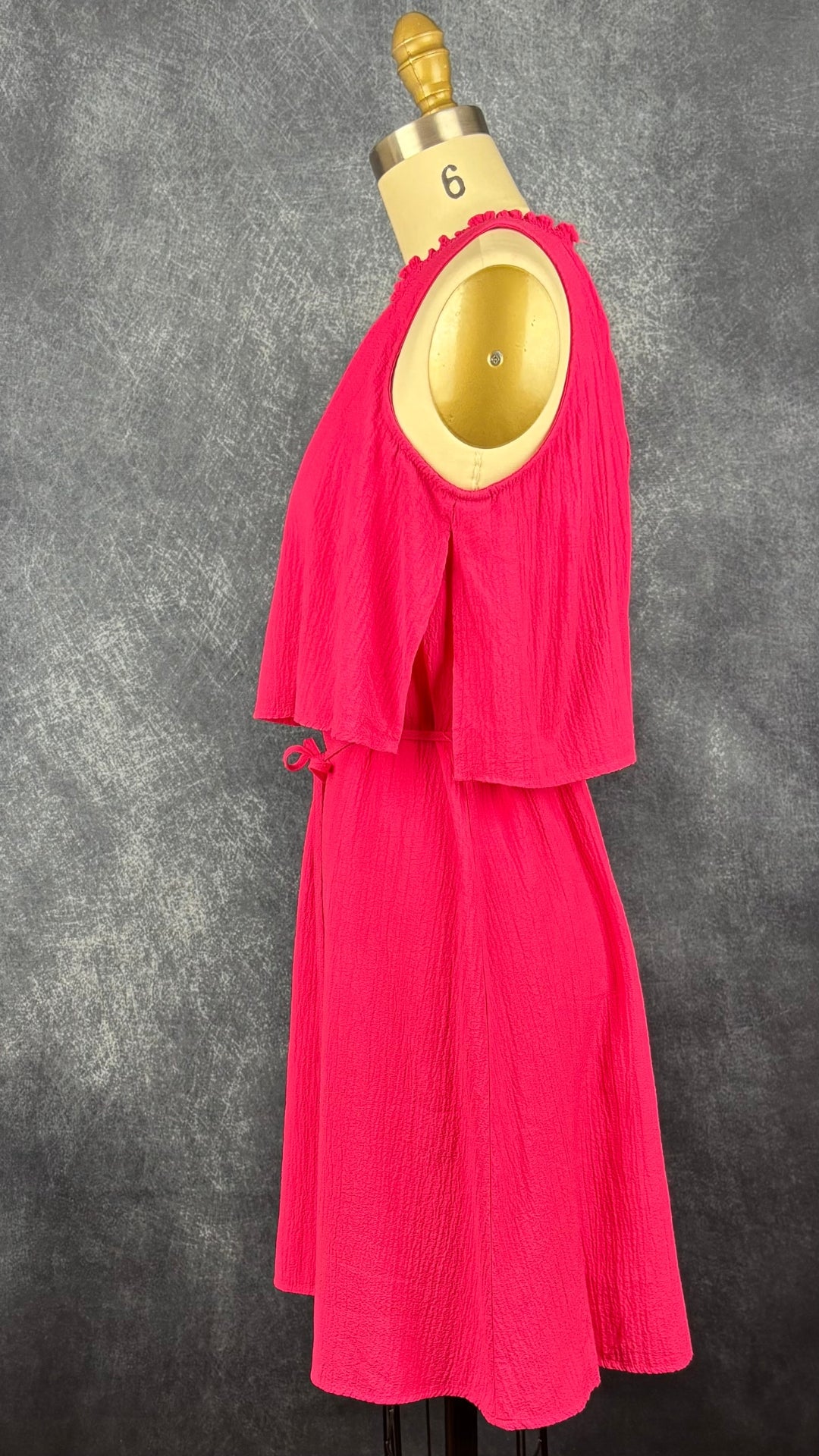Robe fuchsia à taille soulignée effet mousseline, Calvin Klein, taille 4. Vue de côté.