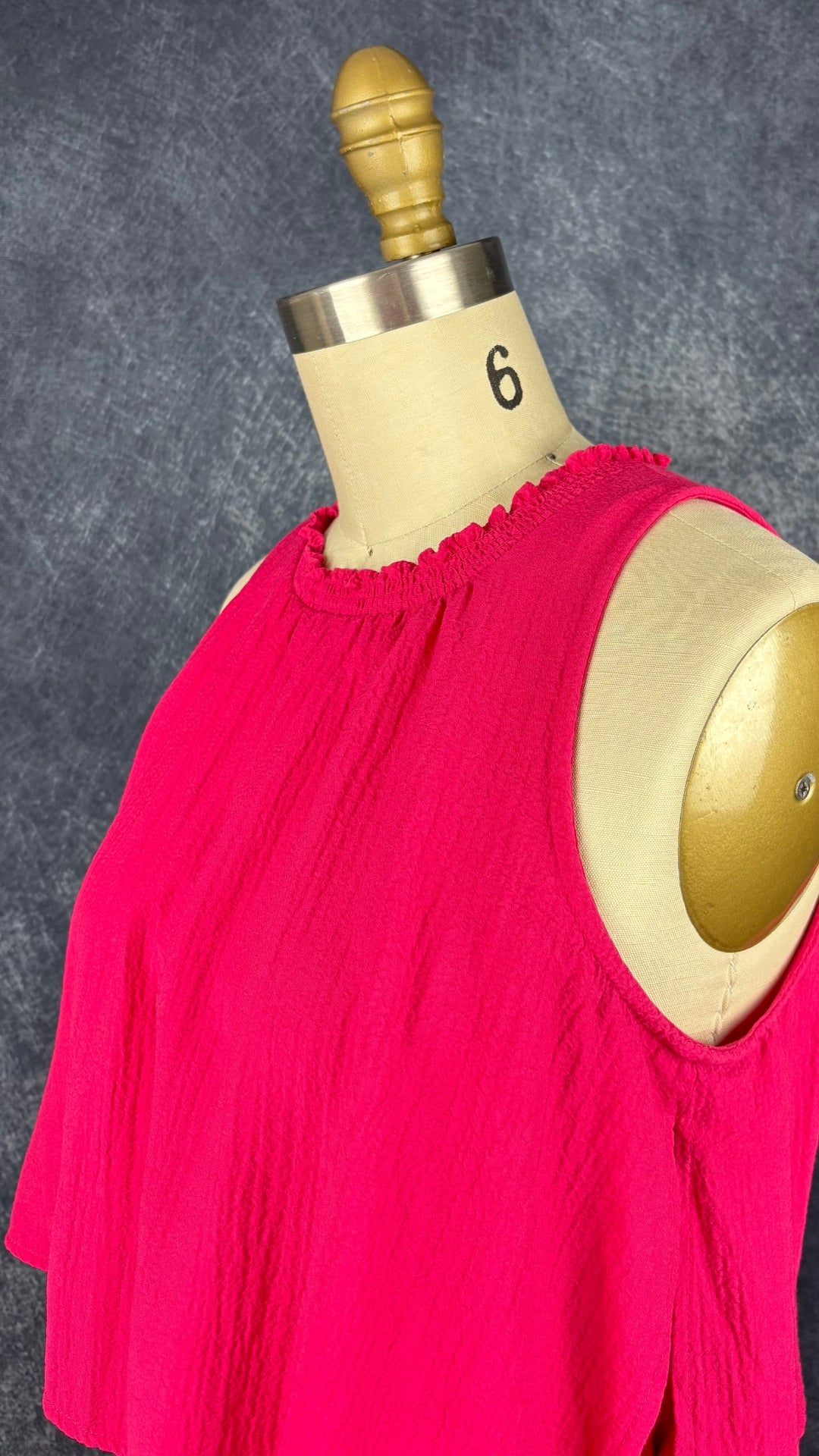 Robe fuchsia à taille soulignée effet mousseline, Calvin Klein, taille 4. Vue de l'encolure.