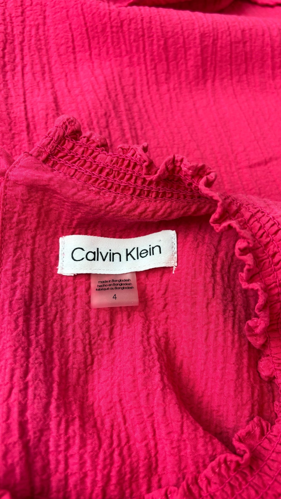 Robe fuchsia à taille soulignée effet mousseline, Calvin Klein, taille 4. Vue de l'étiquette.