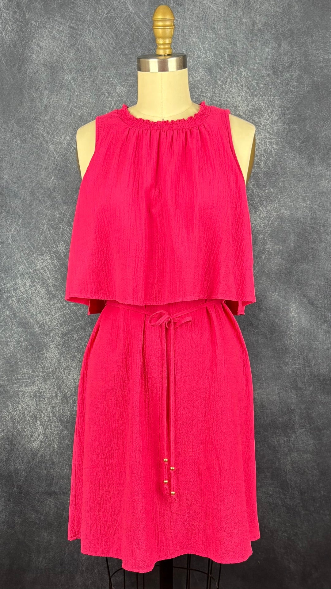 Robe fuchsia à taille soulignée effet mousseline, Calvin Klein, taille 4. Vue de face.