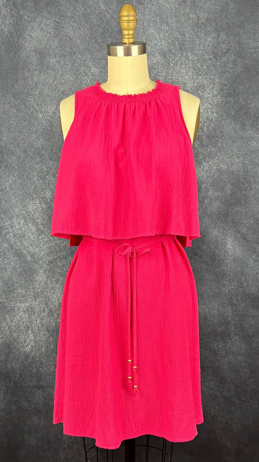 Robe fuchsia à taille soulignée effet mousseline, Calvin Klein, taille 4. Vue de face.
