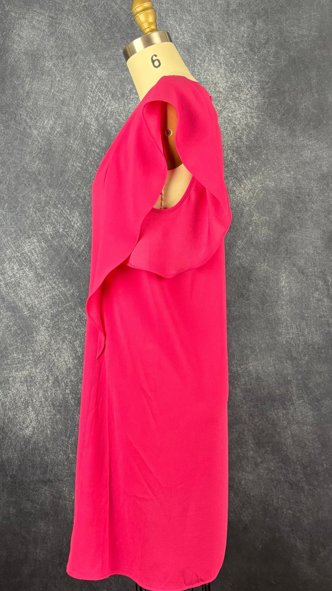 Robe fuchsia fluide à manches volantées, BCBG MaxAzria, taille small. Vue de côté.