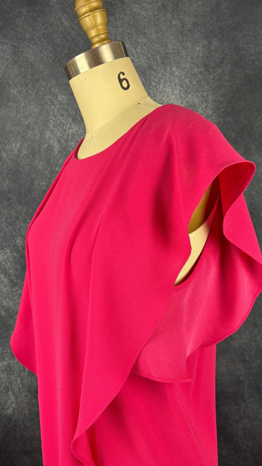 Robe fuchsia fluide à manches volantées, BCBG MaxAzria, taille small. Vue de l'encolure.