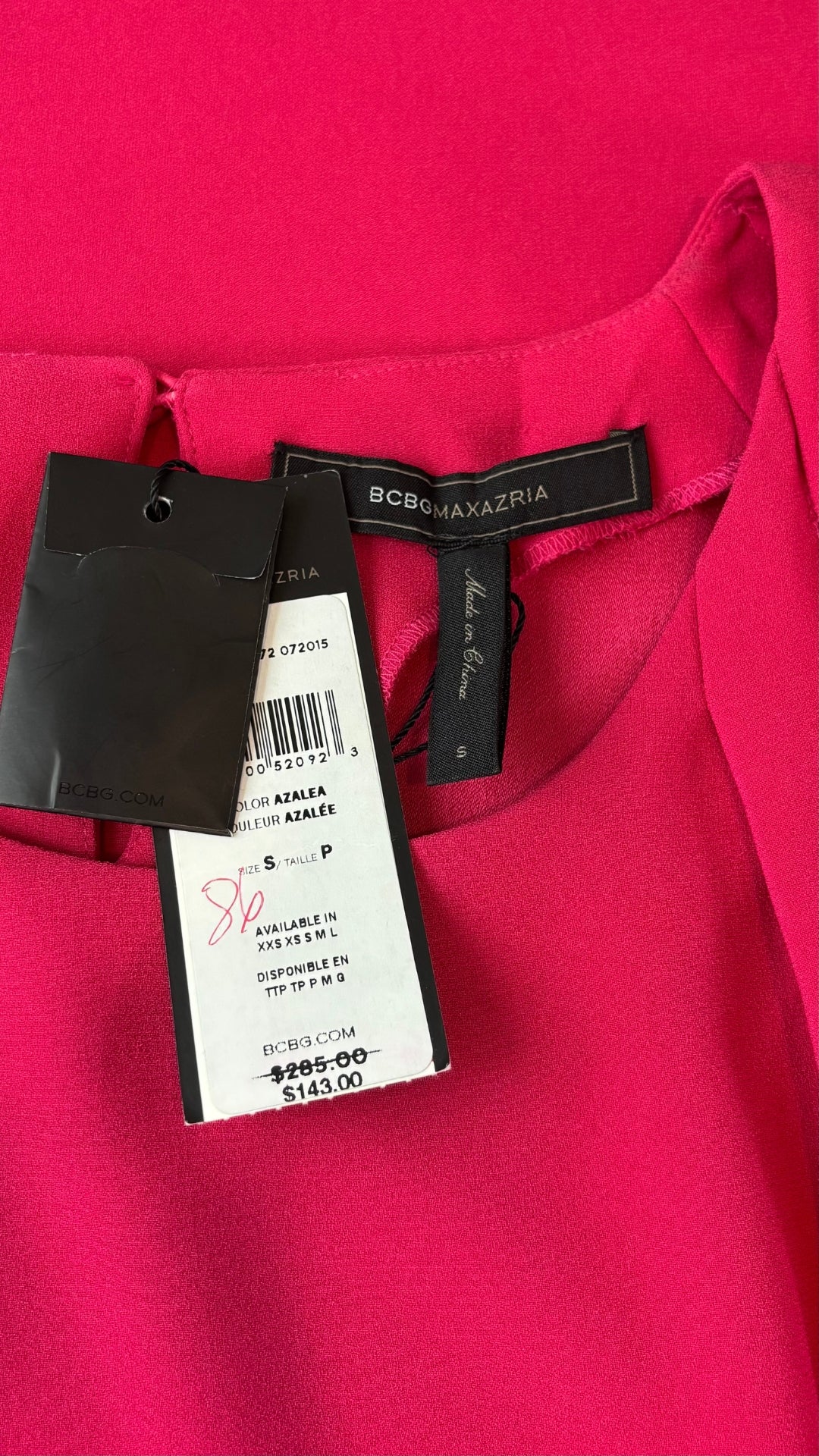 Robe fuchsia fluide à manches volantées, BCBG MaxAzria, taille small. Vue de l'étiquette.