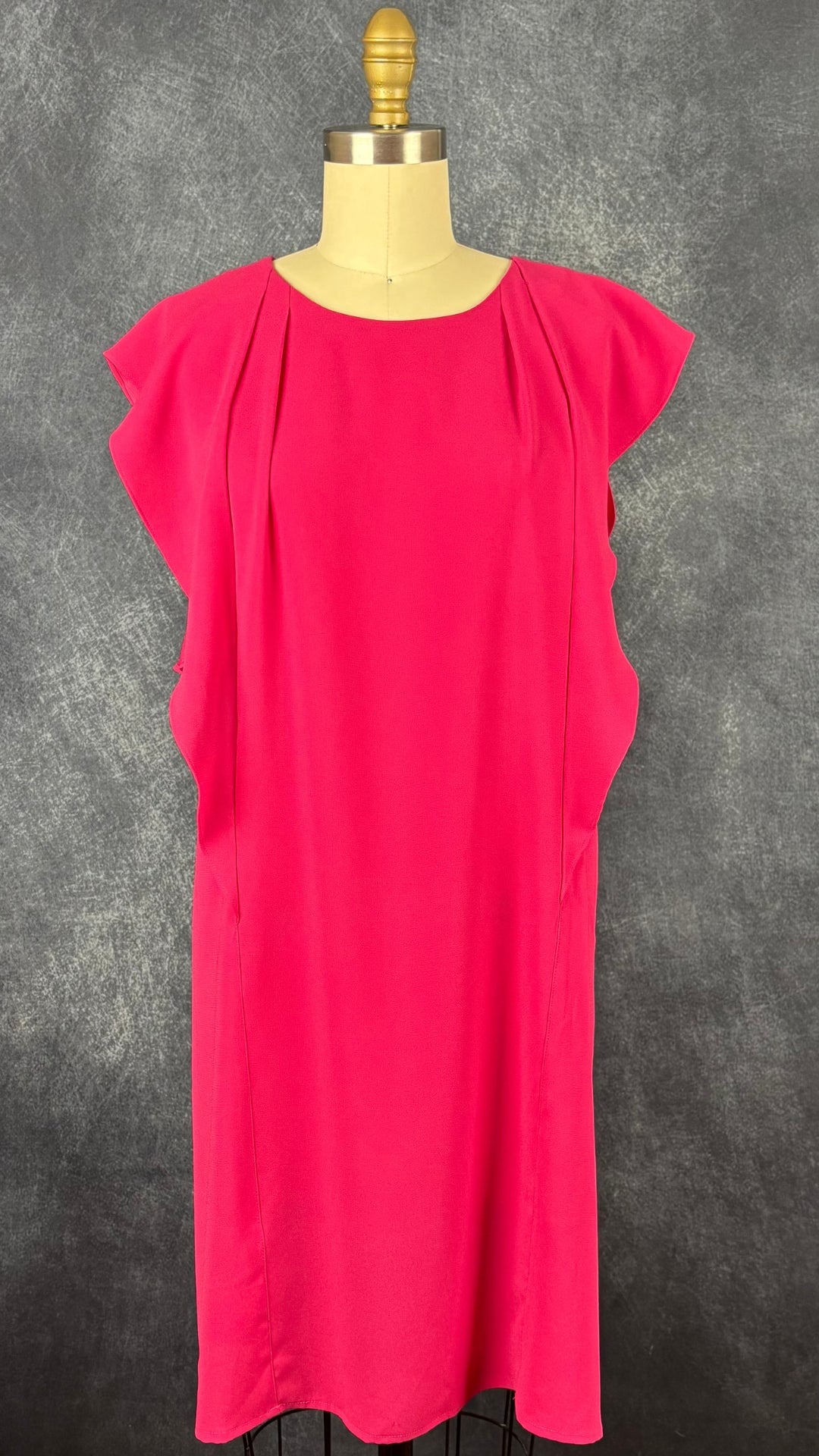 Robe fuchsia fluide à manches volantées, BCBG MaxAzria, taille small. Vue de face.