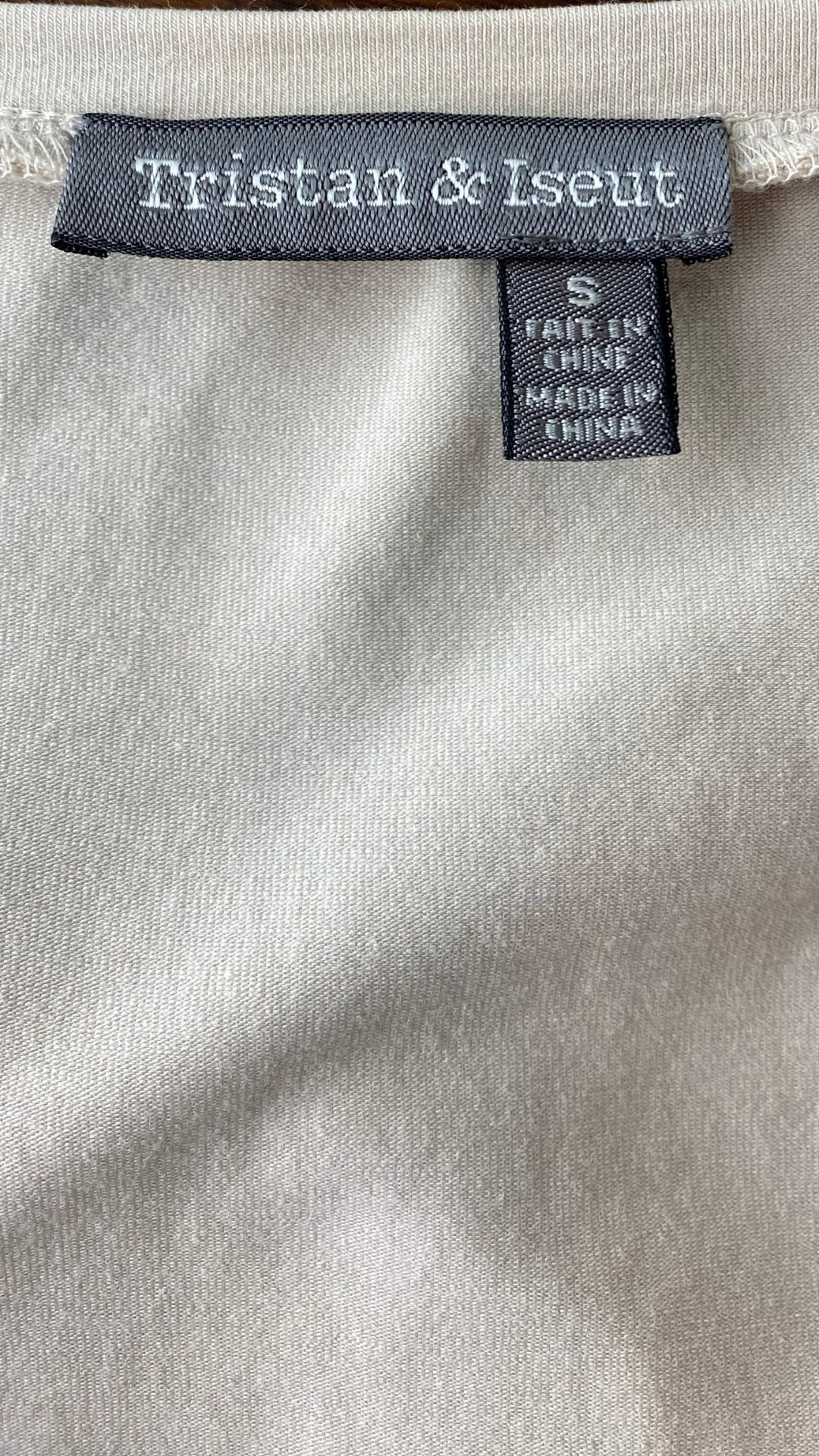 Robe greige bi-matière avec poches Tristan & Iseut, taille small. Vue de l'étiquette de marque et taille.