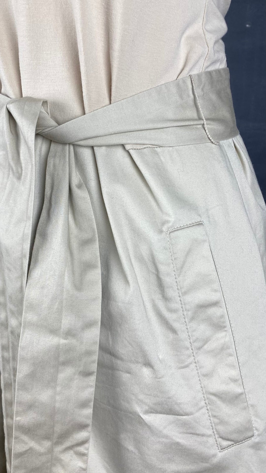 Robe greige bi-matière avec poches Tristan & Iseut, taille small. Vue de près des tissus.