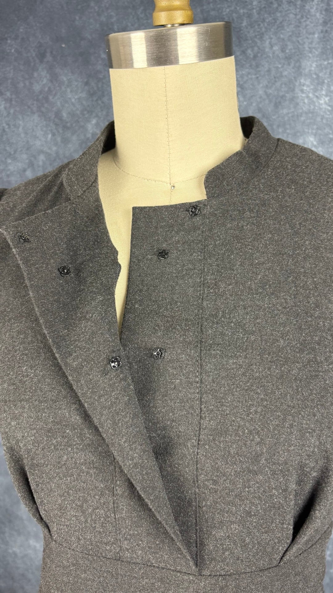 Robe grise en fin lainage Tara Jarmon, taille 38 qui équivaut à small. Vue des boutons-pression à l'encolure.