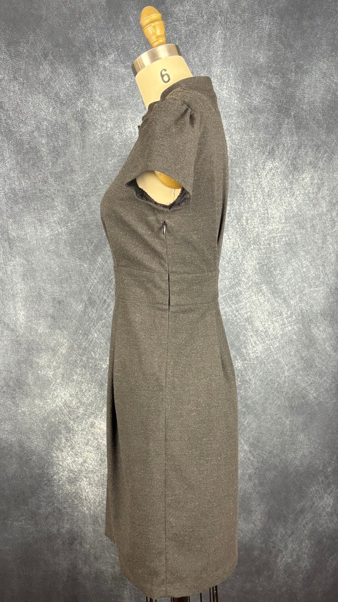 Robe grise en fin lainage Tara Jarmon, taille 38 qui équivaut à small. Vue de côté.