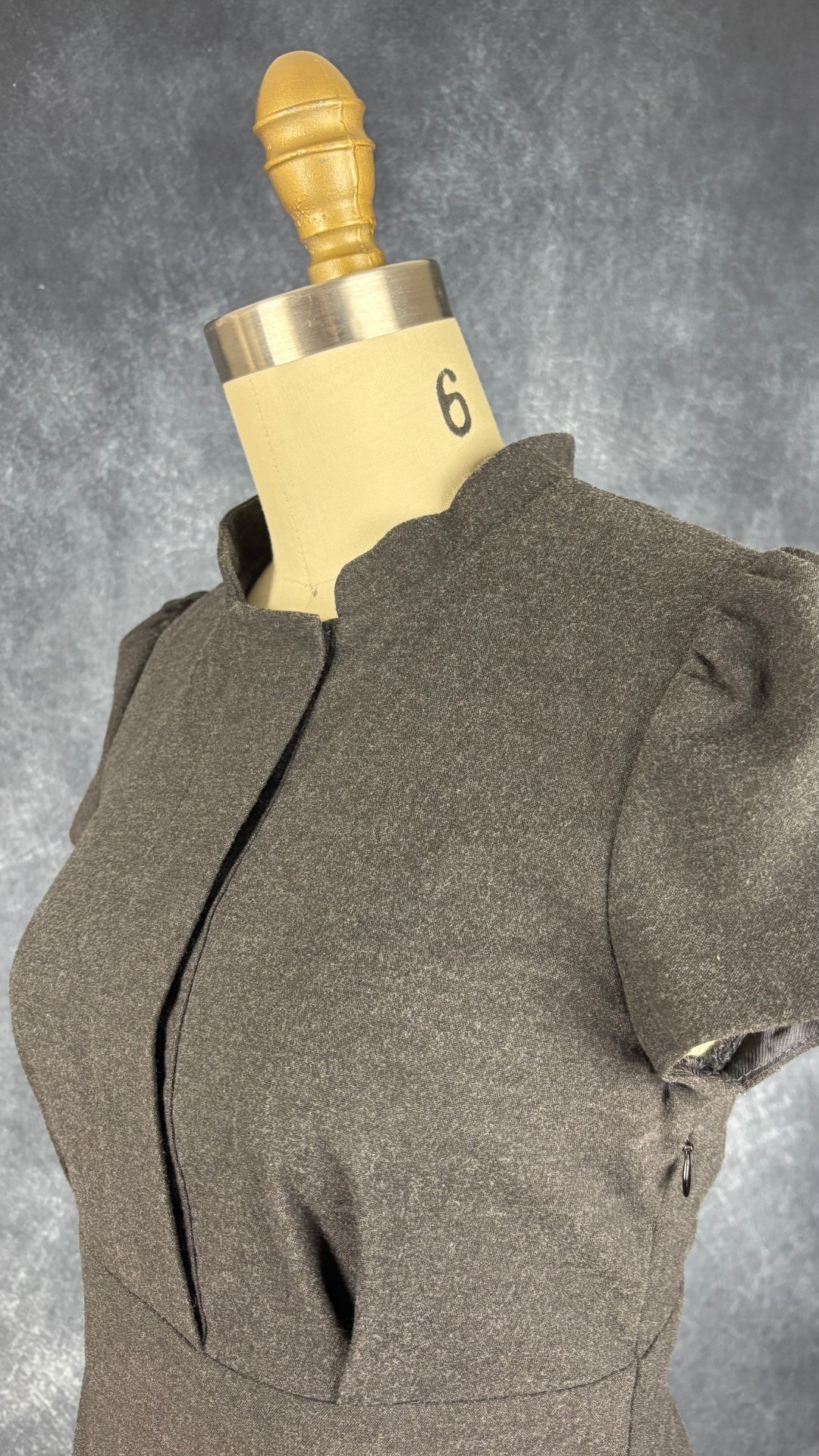 Robe grise en fin lainage Tara Jarmon, taille 38 qui équivaut à small. Vue de l'encolure.