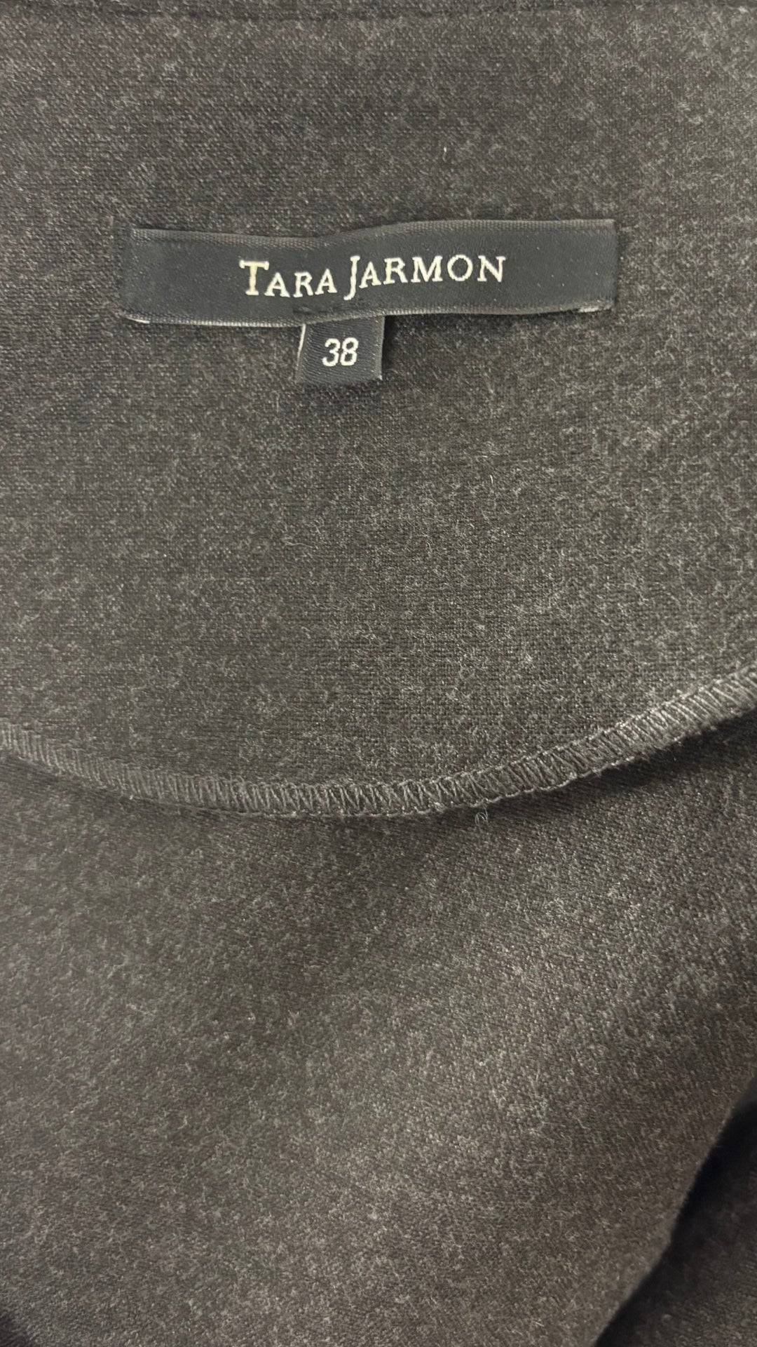 Robe grise en fin lainage Tara Jarmon, taille 38 qui équivaut à small. Vue de l'étiquette.