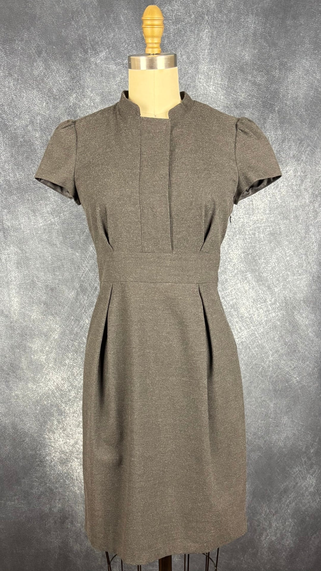 Robe grise en fin lainage Tara Jarmon, taille 38 qui équivaut à small. Vue de face.