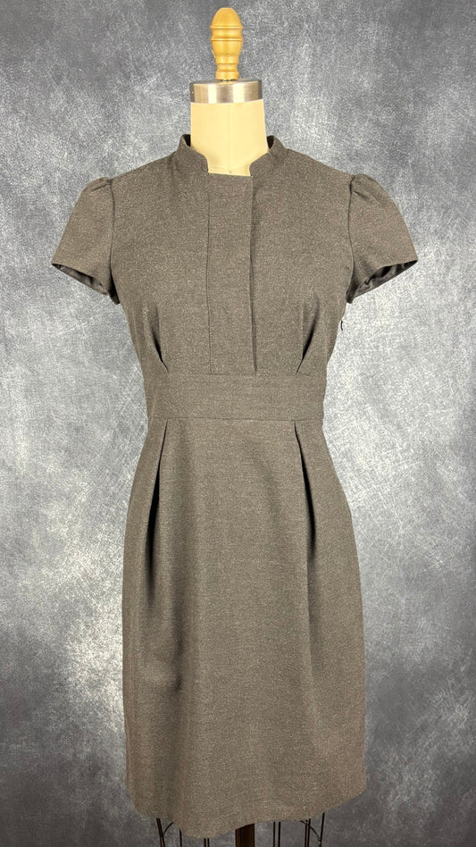 Robe grise en fin lainage Tara Jarmon, taille 38 qui équivaut à small. Vue de face.
