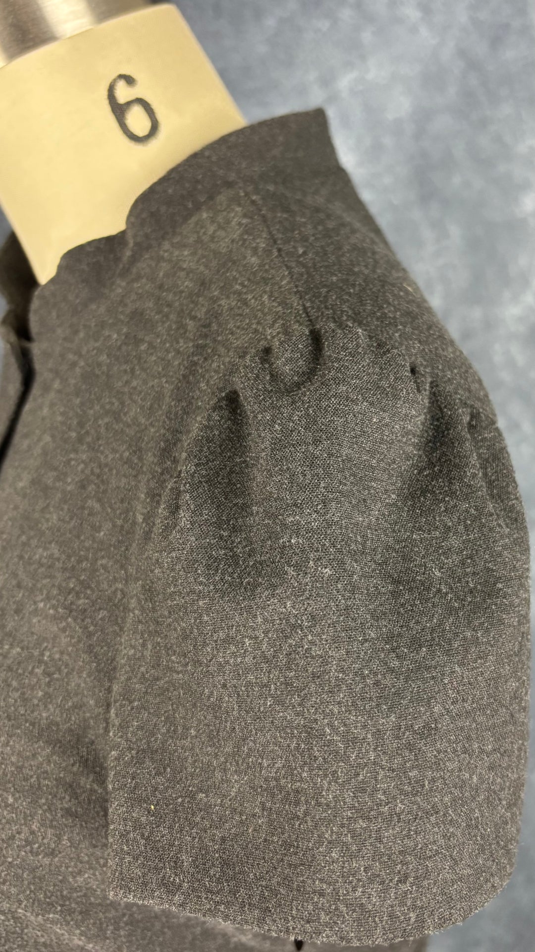 Robe grise en fin lainage Tara Jarmon, taille 38 qui équivaut à small. Vue de l'épaule.