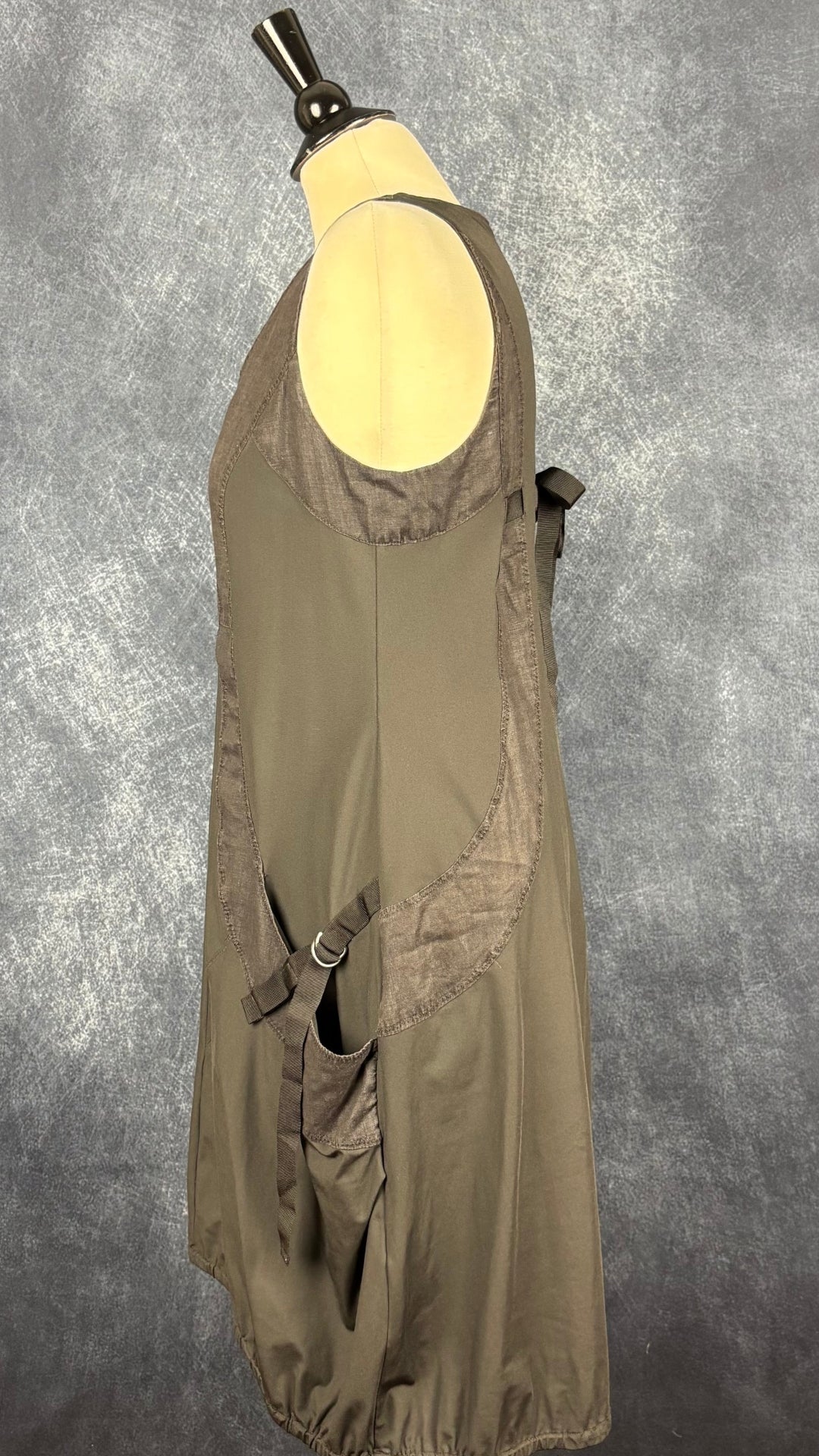 Robe grise coupe ballon sport chic bi-matière lin et nylon, Lauren Vidal, taille medium. Vue de côté.